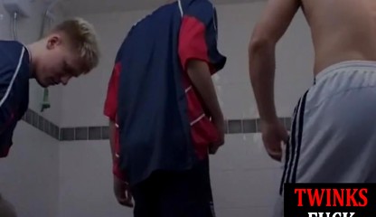 Shower twinks blowing before bareback threeway for cumshots