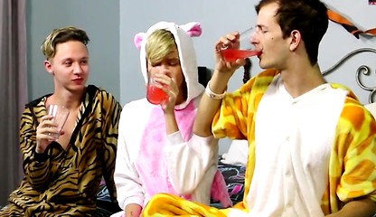 A Very Spooky Suck And Fuck! - Jasper Robinson Seth Cane And Tyler Thayer